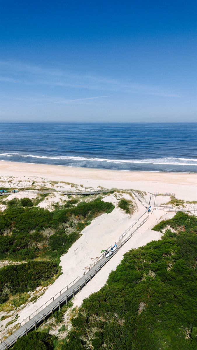Vista aérea do passadiço entre as dunas até à praia