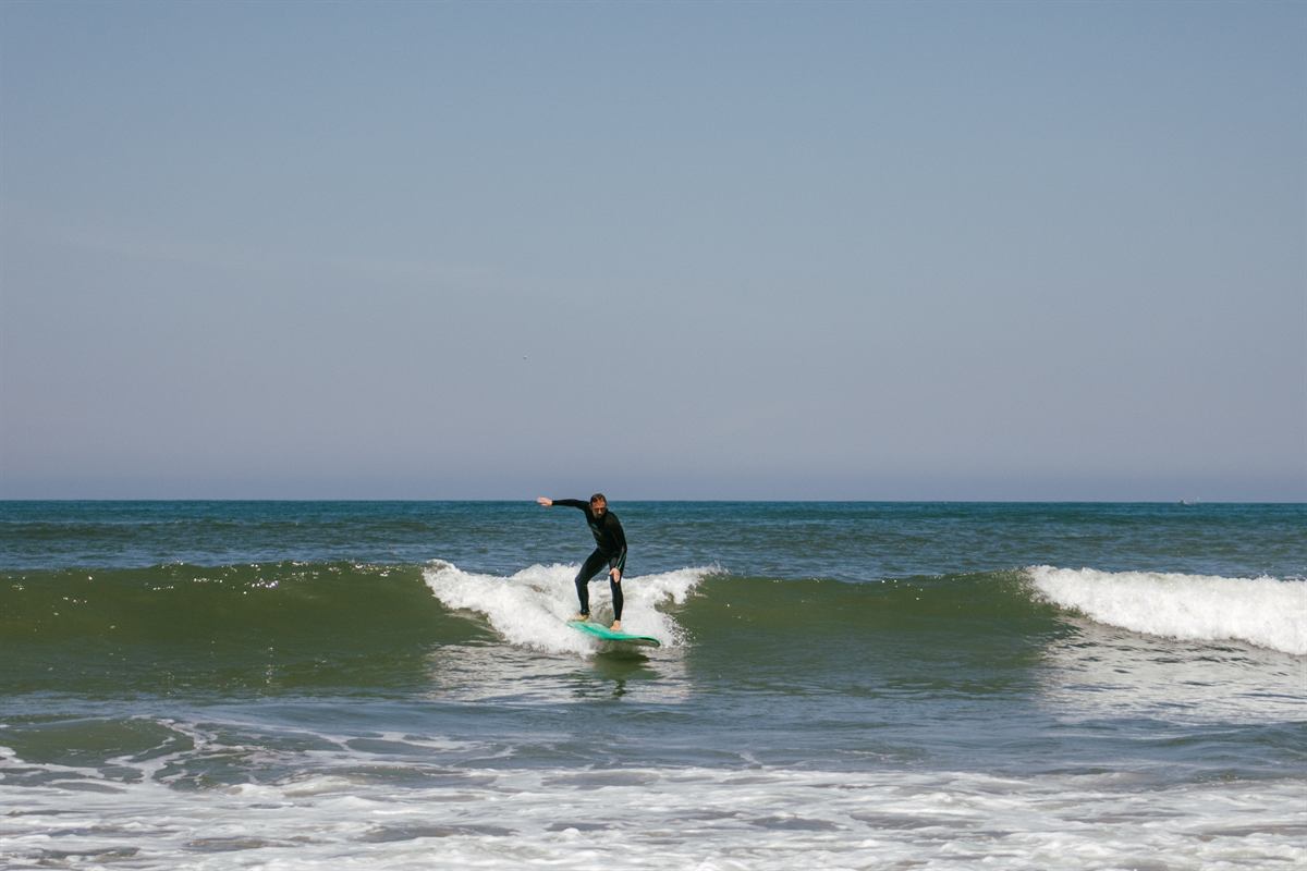 Surfista a deslizar numa onda